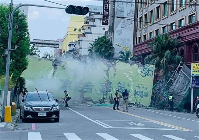 当地有民眾提出倒塌可能原因，疑似是怪手拆除时「从大楼后方挖」，才会造成建筑物重心不稳倒向路边，负责拆除作业的亚国机械工程行稍早回应目前正在全力清除抢救，但未对事发原因做说明。（民眾提供）
