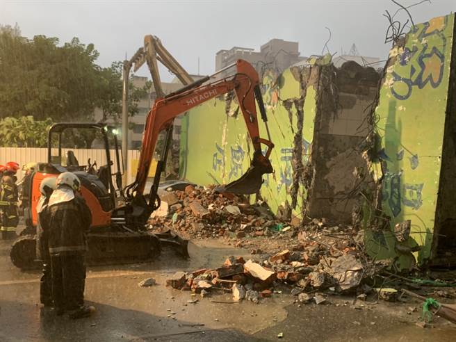 花莲市国联五路的漫波假期饭店，1日进行拆除大楼作业，应声倒塌。图为1日下午时，搜救人员在现场开挖确认是否有人员受困。（王志伟摄）