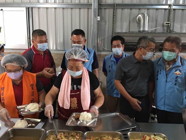 杨镇浯县长与洪允典议长偕金沙镇长吴有家等人关怀官澳长辈及志工。（金门县府提供）	