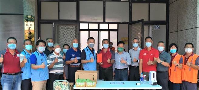 杨镇浯县长与洪允典议长偕吴有家镇长等人访视官澳社区关怀据点，致赠加菜金送上祝福。（金门县府提供）