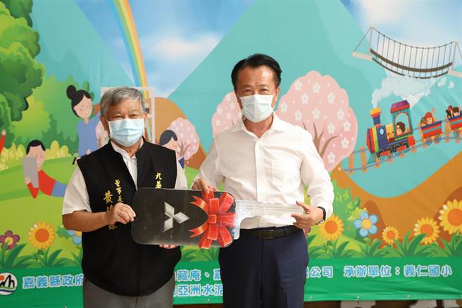 九华山地藏庵董事长黄俊森（左）将象徵行动书车的钥匙赠送县长翁章梁（右）。（嘉县政府提供／张亦惠嘉县传真）