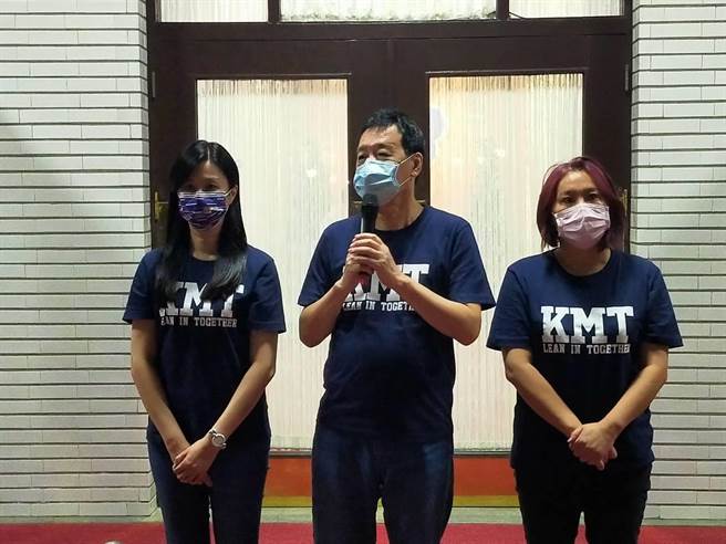 国民党团总召费鸿泰（中）、书记长陈玉珍（右）、首席副书记长万美玲（左）晚间在议场前召开记者会。（赵婉淳摄）