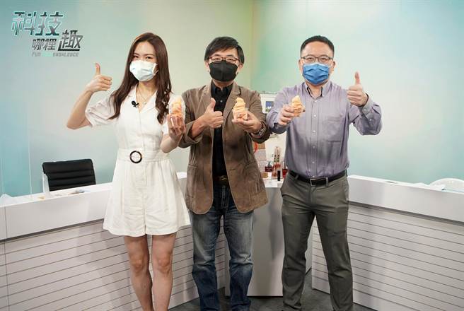 工研院自制的网路节目「科技哪里趣」首集聚焦「吃冰淇淋拚减碳？！《工研院x台泥》的碳循环绿经济！」左起主持人朱楚文、台湾水泥研究室经理章兴国、工研院绿能所副组长廖启雯。（工研院提供／庄旻静新竹传真）