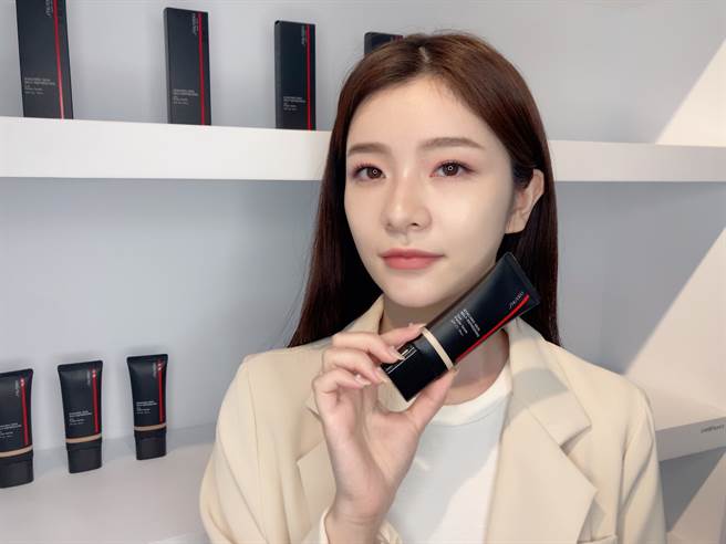 资生堂、M·A·C、娇兰、秀雅韩推出粉底新品，图中为资生堂超进化持久保湿精华水粉底。（邱映慈摄）