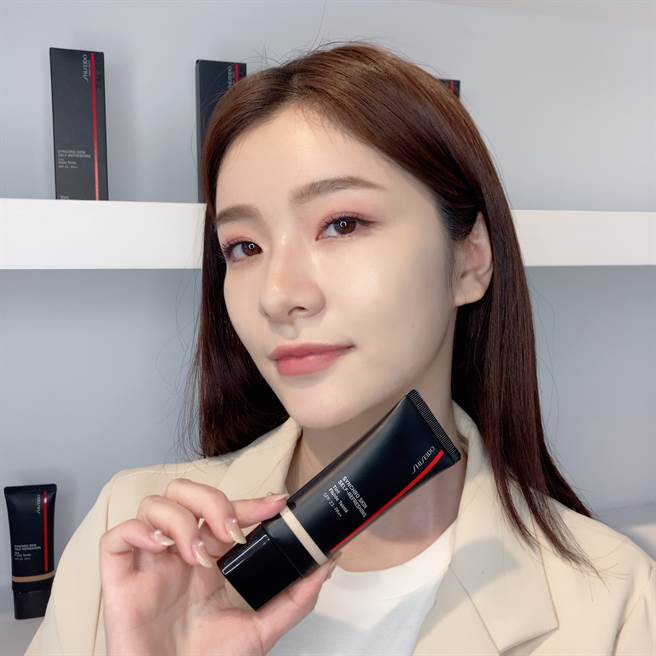 「超进化持久保湿精华水粉底」一抹打造清新自然的水润裸光妆容，轻松拥有「校花脸」。（邱映慈摄）