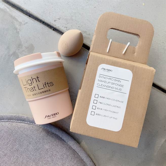 奶茶刷具清洁杯、奶茶澎澎美妆蛋。（邱映慈摄）