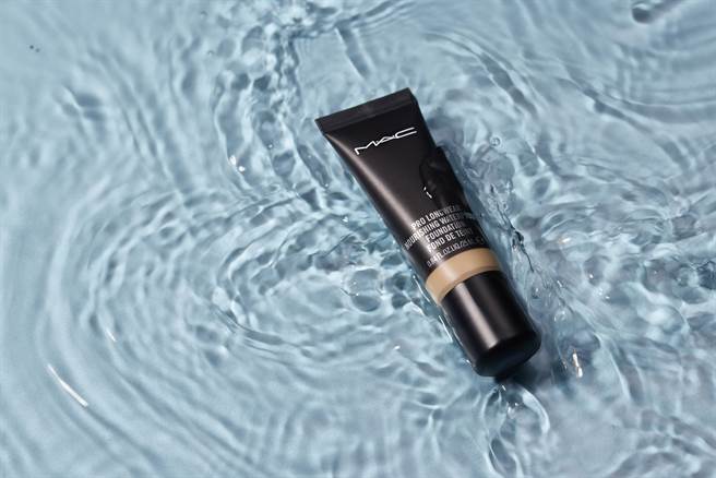 M·A·C粉持色36H防水抗汗粉底液。（图／品牌提供）