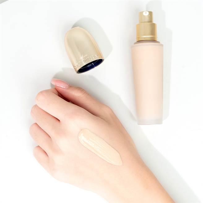 娇兰兰钻氧生精华粉底液。（图／品牌提供）