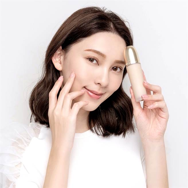 使用兰钻氧生精华粉底液上妆，能够全天候保持最佳的水嫩效果。（图／品牌提供）