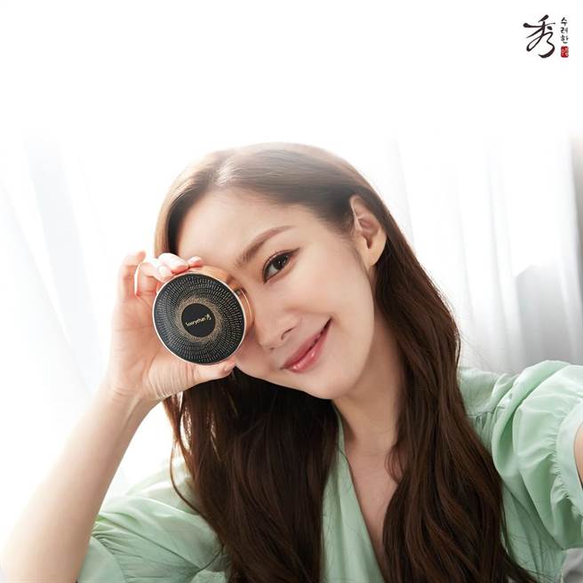 秀雅韩完美奇蹟黑蔘光透气垫粉饼是朴敏英的爱用品。（图／品牌提供）