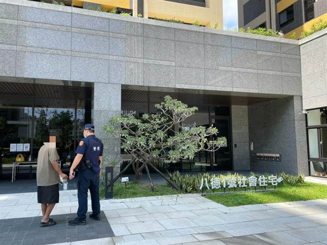 家住八德社會住宅的一名孫姓男子，日前凌晨外出就醫迷途，由熱心員警送返家。（桃園市八德警分局提供／陳夢茹桃園傳真）