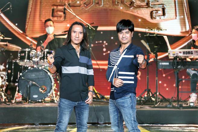 「动力火车」尤秋兴（右）与顏志琳担任金钟奖典礼表演嘉宾。（罗永铭摄）