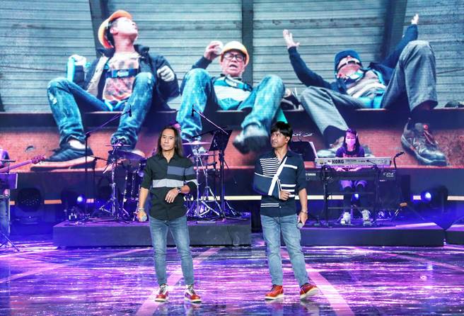 「动力火车」尤秋兴（右）与顏志琳今天彩排，演唱〈预知未来〉及〈做工的人〉主题曲。（罗永铭摄）