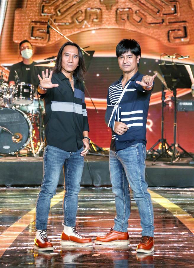 「动力火车」尤秋兴（右）今天手带护具彩排。（罗永铭摄）