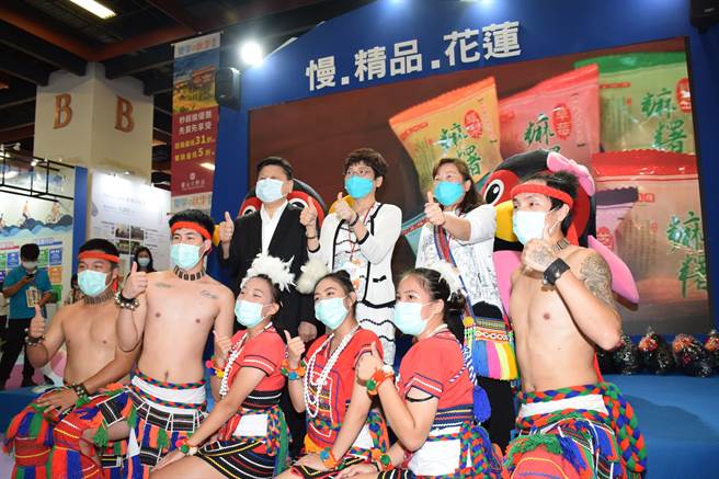 「2021台北夏季暨秋季联合旅展」10月1日至4日于世贸一馆登场，花莲县长徐榛蔚（后中）与无党籍立委傅昆萁（后左）与台湾旅游交流协会理事长赖瑟珍（后右）合影。（主办单位提供）