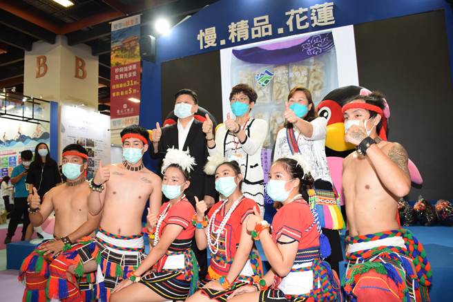 「2021台北夏季暨秋季联合旅展」10月1日至4日于世贸一馆登场，花莲县长徐榛蔚（后中）与无党籍立委傅昆萁（后左）与台湾旅游交流协会理事长赖瑟珍（后右）合影。（主办单位提供）