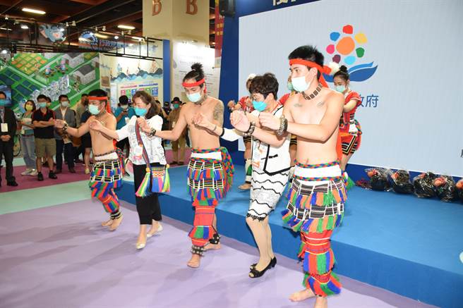 2021台北夏季暨秋季联合旅展，花莲县长徐榛蔚（右2）表示花莲旅游将以精品样貌呈现。(主办单位提供)