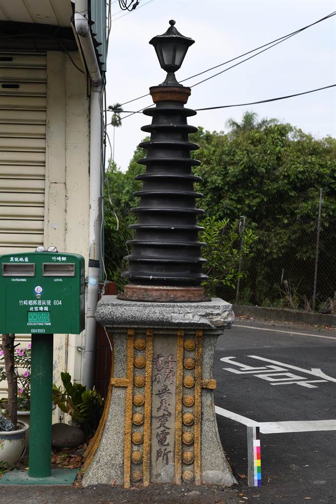 昭和9年建造的「臺灣電力嘉義變電所」大門入口標示，至今有90年歷史，仍佇立在嘉義變電所外。(圖／台電提供)