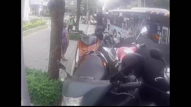 张姓男子跳上拖吊车干扰拖吊作业。（警方提供）