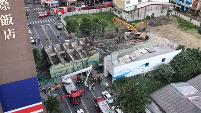 位於花蓮市國聯五路上的漫波飯店1日在進行拆除作業時，發生倒塌意外，透過空拍畫面可見，高達7層樓的飯店壓在馬路上，飯店本體鋼筋水泥斷裂毀壞。（民眾提供）