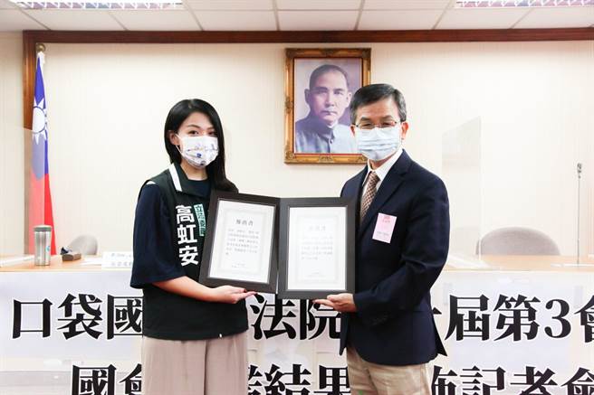 台湾民眾党立委高虹安获「口袋国会」评为立院全院及教育及文化委员会双料 「五星优质立委」。(图/翻摄自 高虹安 脸书)
