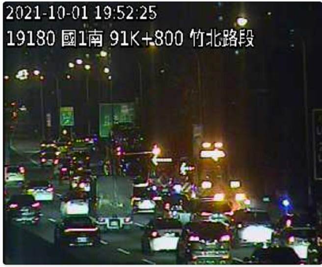 國道一號南下竹北交流道前發生車禍，導致車流一度回堵。（翻攝照片）