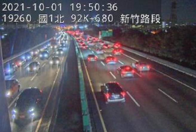 國道一號新竹系統交流道至竹北路段，每逢上、下班時間，均可見塞車。（翻攝畫面）