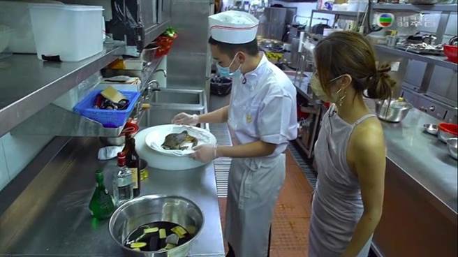 利颖怡主持节目上围离奇崩塌，惹来没穿内衣的质疑。(取自东网)