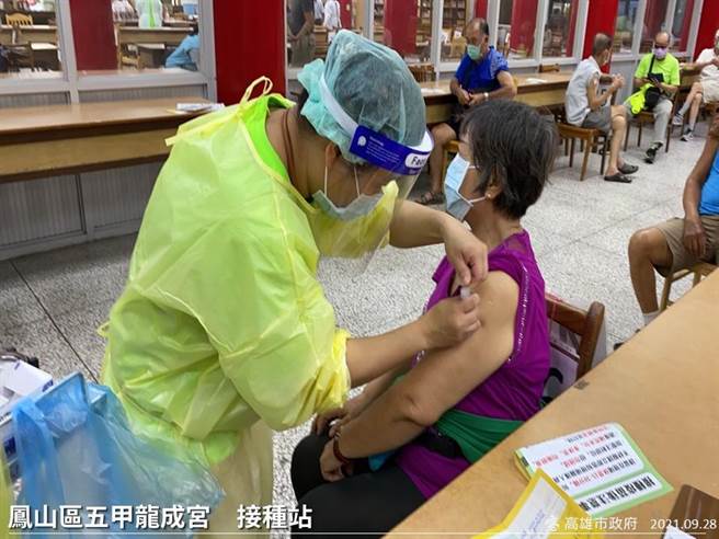 近日却传出有民眾自称是第三类高风险接触工作人员，到高雄医疗院所接种第二剂莫德纳疫苗，高市府也证实此事，并已发出公告，通知各医疗院所替民眾接种疫苗时，务必详实该对身份（高市府卫生局提供／洪浩轩高雄传真）