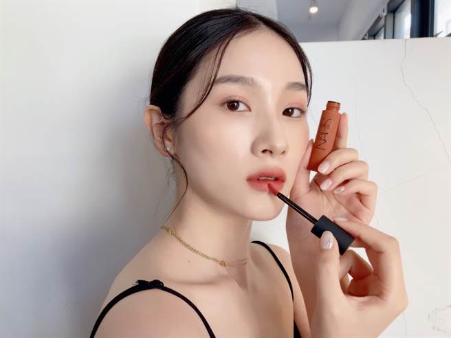 近日NARS、YSL、PUPA、M·A·C推出唇彩新品，图中为NARS云雾唇诱。（邱映慈摄）