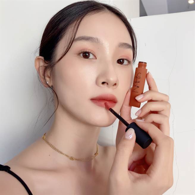 MODEL示范秋冬新色LOSE CONTROL琥珀可可。（邱映慈摄）