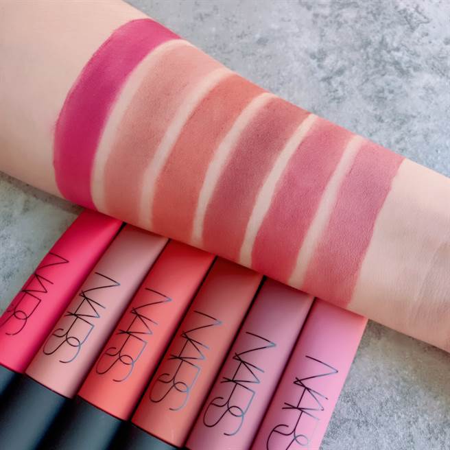 NARS云雾唇诱全新6色，左至右色号：DRAGON GIRL酒酿樱桃、SURRENDER杏仁烤奶、MOROCCO焦糖泰奶、LOSE CONTROL琥珀可可、GIPSY微醺莓果、DOLCE VITA乾燥玫瑰。（邱映慈摄）