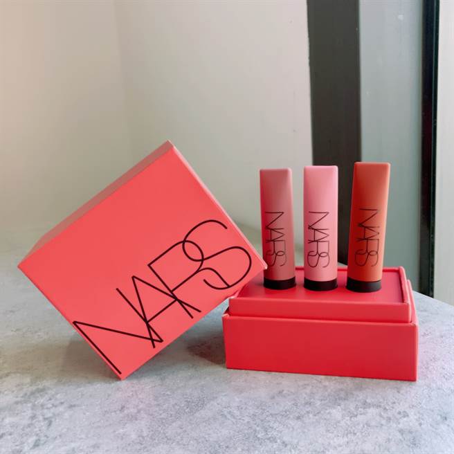 即日起至10/20，挑战NARS线上「云雾狂欢游戏」，并截图得分画面，于IG发文并加入「#NARS云雾晒高分」，全台最高分者就有机会获得云雾唇诱礼盒。（邱映慈摄）