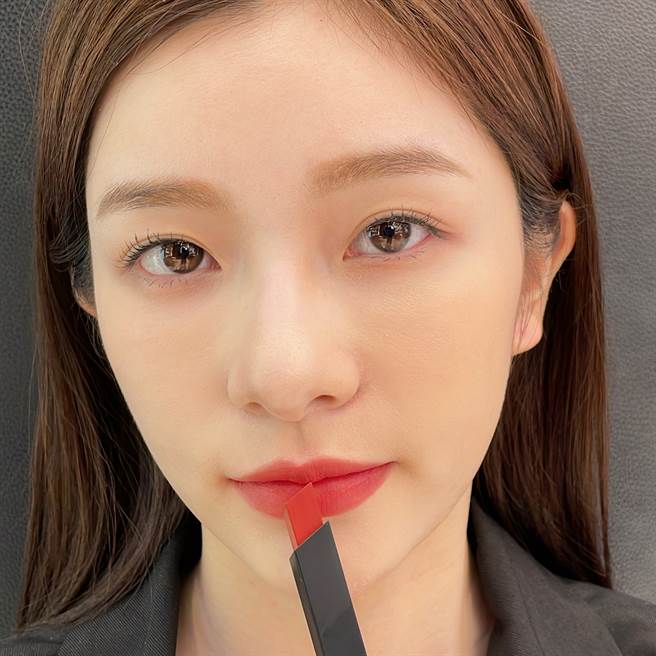 MODEL示范YSL奢华缎面丝绒唇膏诱惑棕红系列#33。（图／品牌提供）