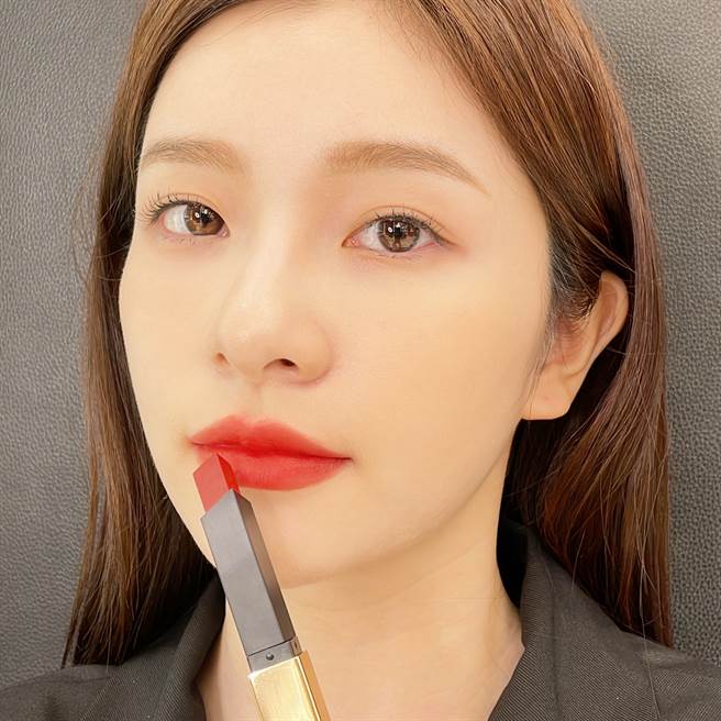 MODEL示范YSL奢华缎面丝绒唇膏诱惑棕红系列#1966。（图／品牌提供）