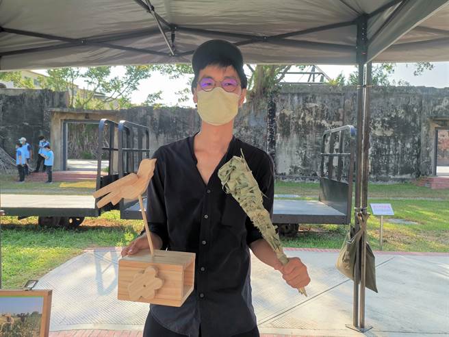 返乡青年高正浩持续推广鸽笭文化。（刘秀芬摄）