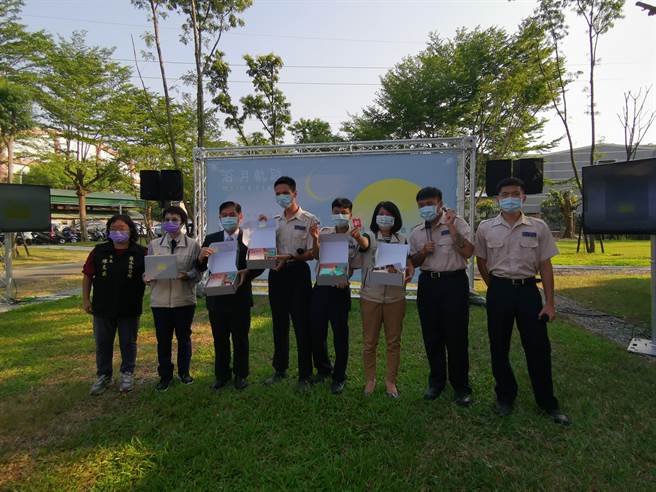 台南市盐水区公所社造替代役男为公所研发伴手礼盒。（刘秀芬摄）