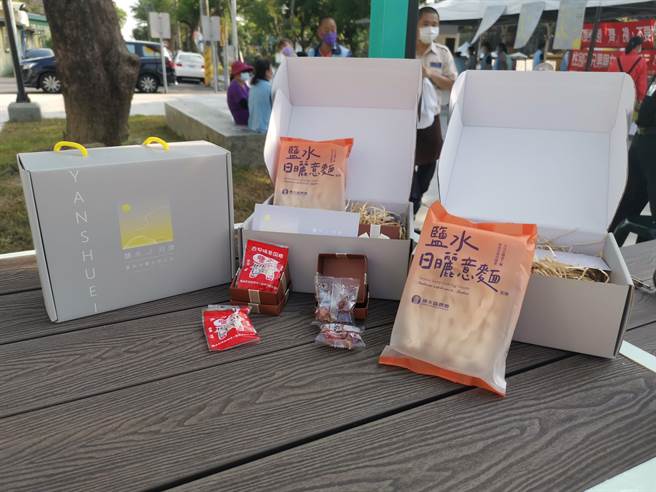 台南市盐水区公所社造替代役男为公所研发伴手礼盒。（刘秀芬摄）