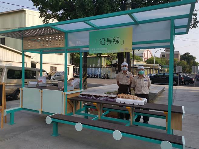 台南市盐水区公所社造替代役男于盐水台糖旧火车站旁打造「沿长线」艺术装置，并附有桌椅可让游客休息。（刘秀芬摄）