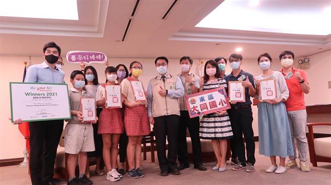 大同國小獲得「do your ：bit國際挑戰賽」亞太區第1，市長黃偉哲（中）接見表揚。(曹婷婷攝)
