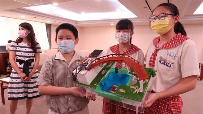 大同國小劉子晴(右一)、陳可忻(右二)、鄭承恩(右三)展示獲獎作品。(曹婷婷攝)
