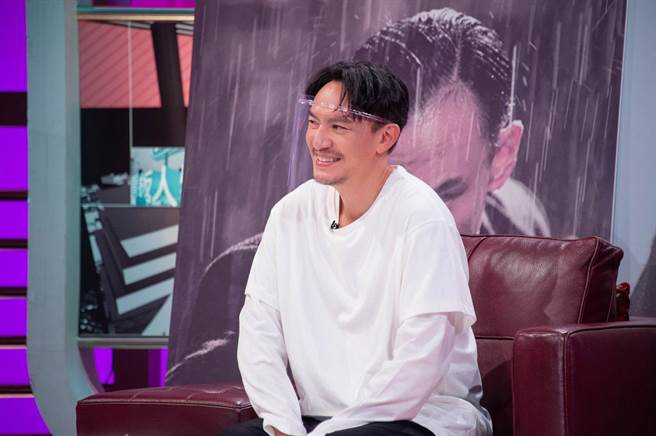 外型走高冷路线的张震在《TVBS看板人物》中大展亲和力。（TVBS提供）