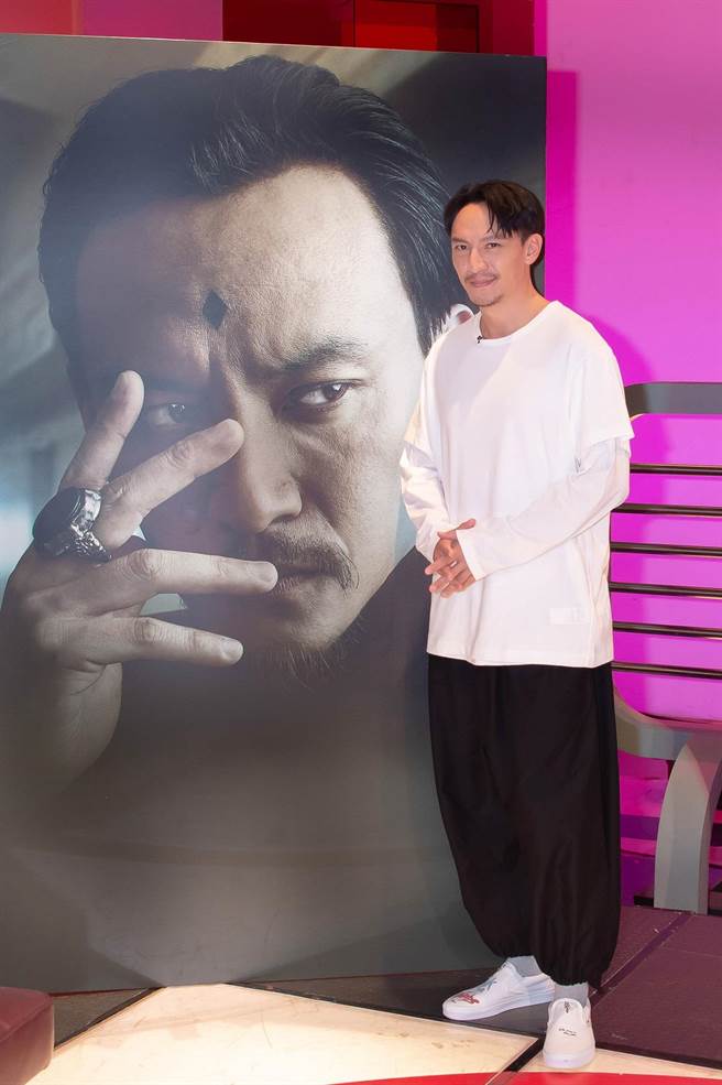 在《沙丘》当中饰演尤因医生的张震，受邀上由方念华主持的《TVBS看板人物》。（TVBS提供）