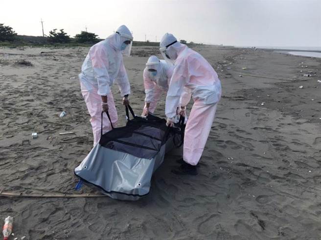 台南七股國聖港燈塔附近沙灘10日清晨發現1具男性遺體。（岸巡隊提供／劉秀芬台南傳真）