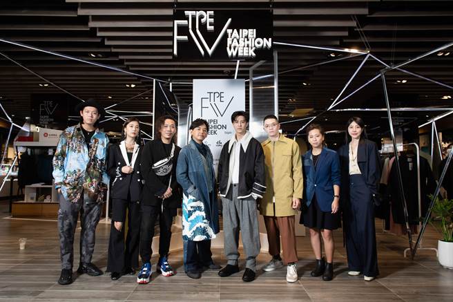 王子邱胜翊和黄子佼现身新光三越A11设计师时尚快闪店与设计师合影，谢宇农、谢明柔、周裕颖、黄子佼、王子邱胜翊、李承瀚、陈冠百、董亭言（由左至右）。（臺北时装周提供）