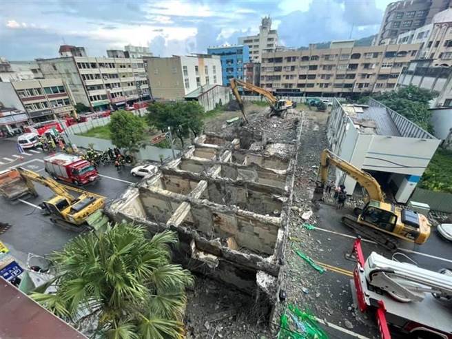 花莲市漫波饭店1日在拆除过程发生倒塌，透过空拍画面可见，高达7层楼的建筑物横躺在国联五路上，截断车流往来。（民眾提供）