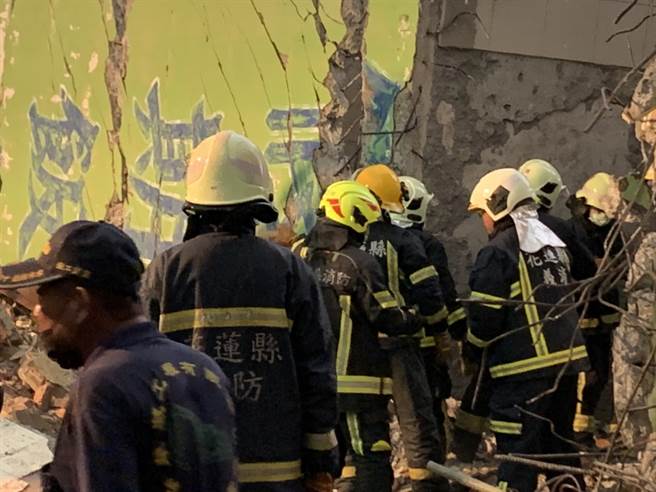 花莲市漫波饭店1日在拆除过程发生倒塌，整栋大楼横躺路上压毁3部轿车，所幸无人伤亡，中时新闻网带你直击现场照。（民眾提供）