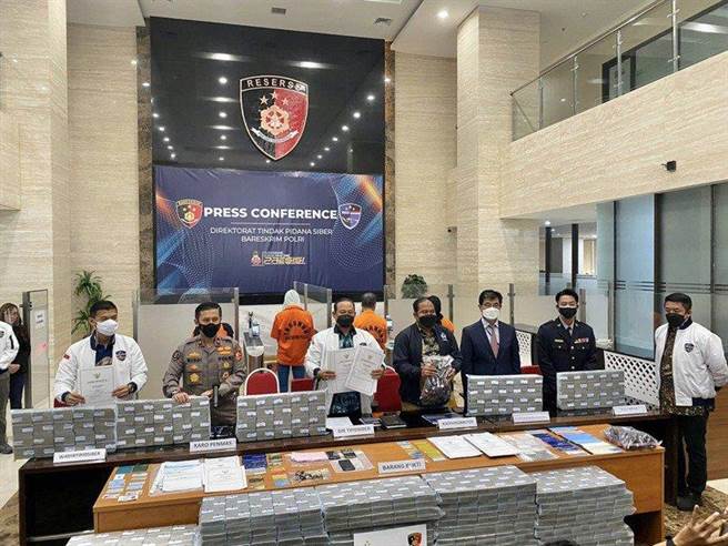 刑事局印尼警方合作，破获假电邮诈骗集团，逮到4名印尼籍嫌犯。(刑事局提供)