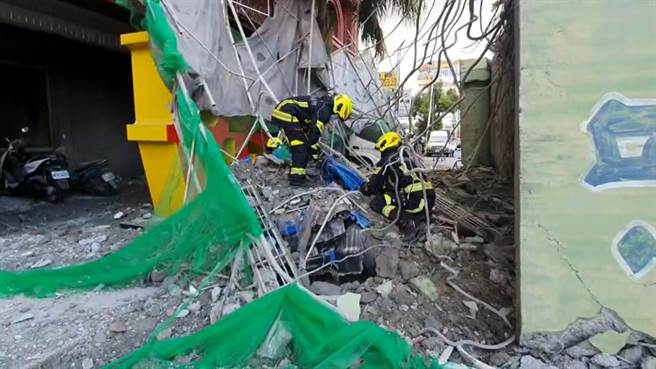 花莲市漫波饭店1日在拆除过程发生倒塌，整栋大楼横躺路上压毁3部轿车，所幸无人伤亡，中时新闻网带你直击现场照。（民眾提供）