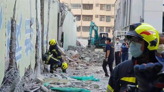 花莲市漫波饭店1日在拆除过程发生倒塌，整栋大楼横躺路上压毁3部轿车，所幸无人伤亡，中时新闻网带你直击现场照。（民眾提供）